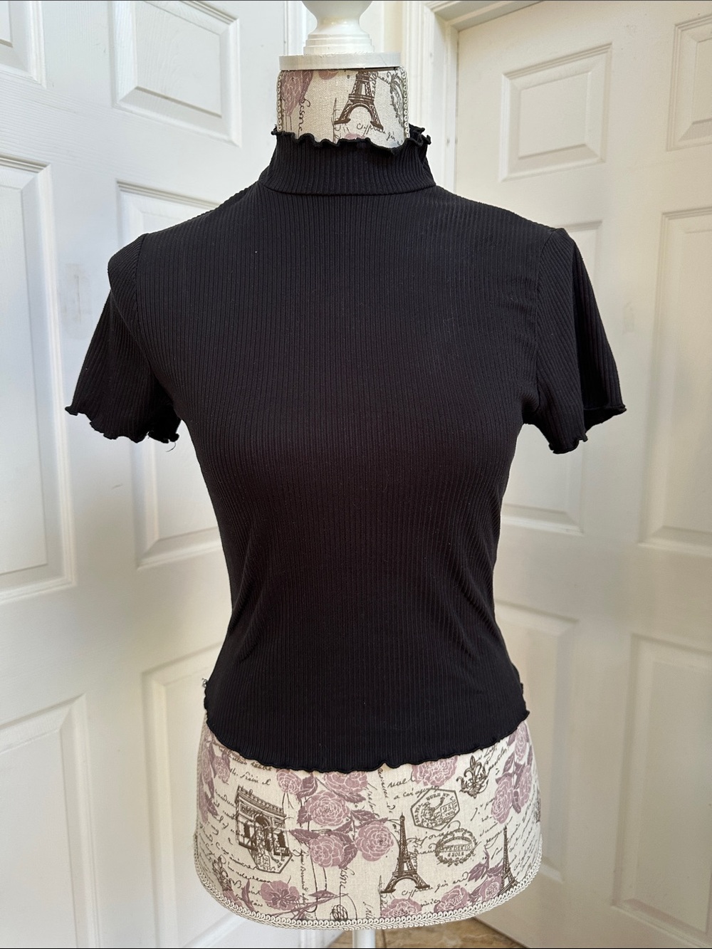 Papaya Women’s Black Ribbed Mock Neck Short Sleeve Top Size M
